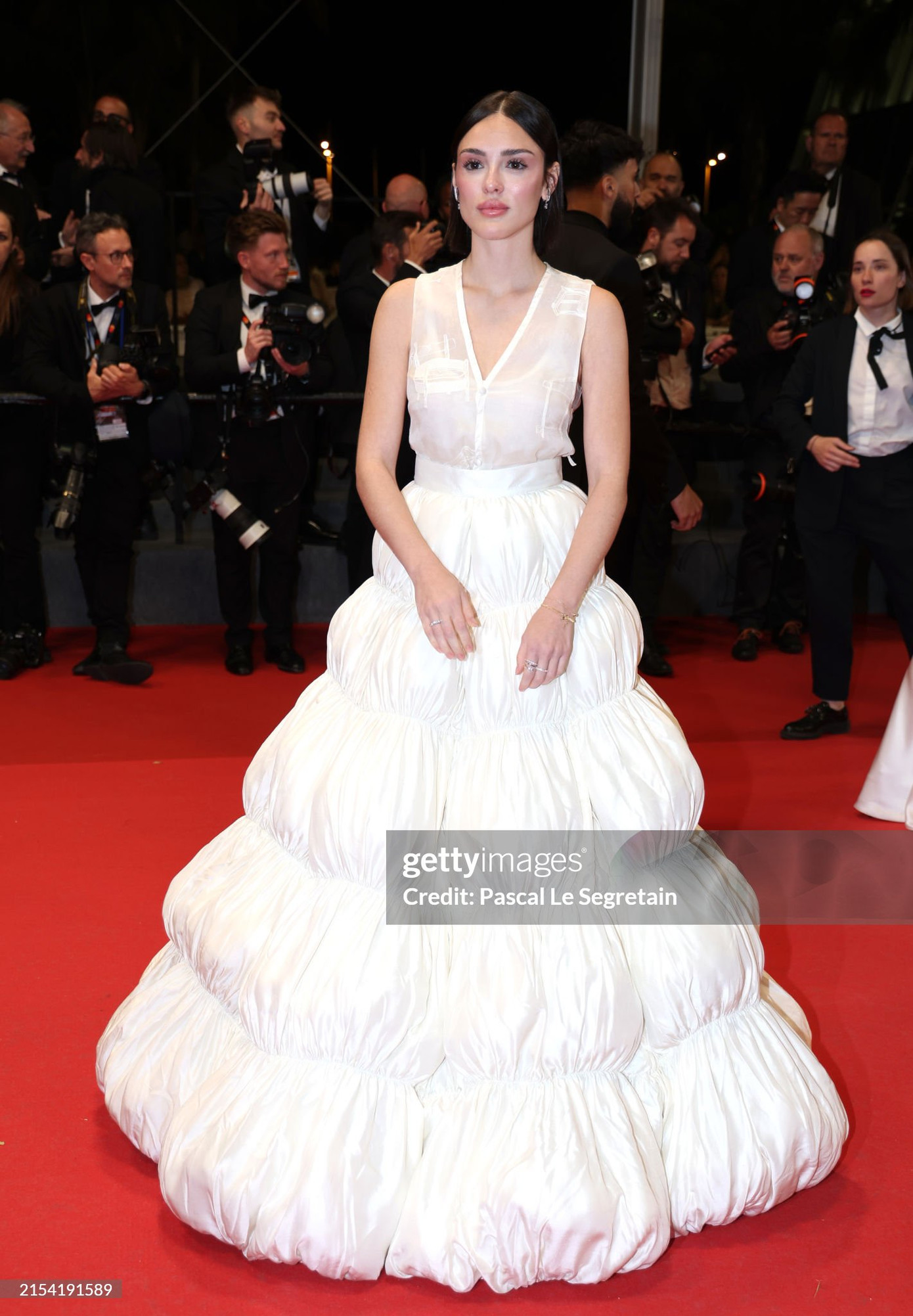 Diễn viên Isabelle Drummond xinh đẹp trong mẫu đầm dài màu trắng, cấu trúc phồng cách điệu ở thân váy trở thành điểm nhấn.