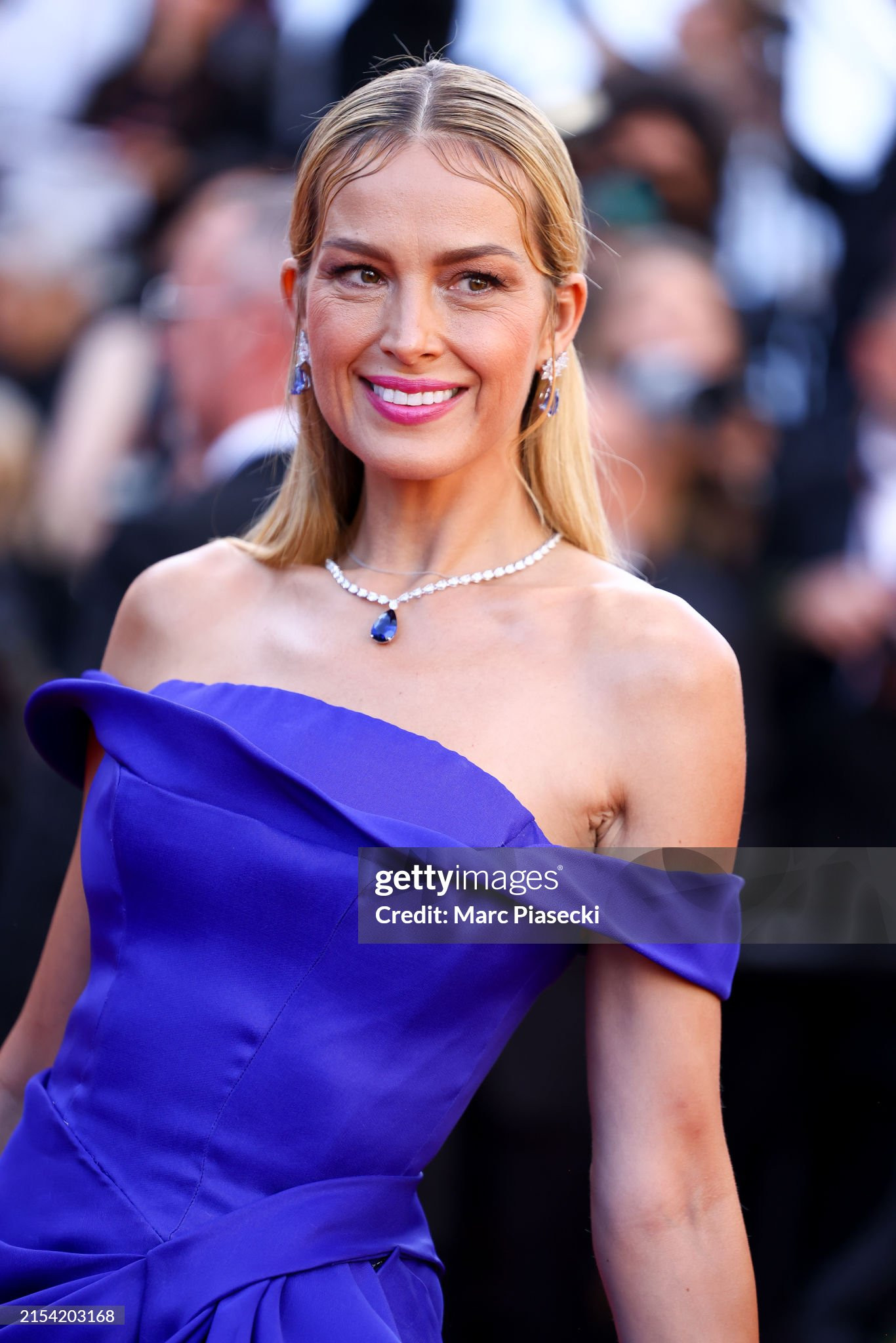 Người mẫu Petra Nemcova hút mắt trong mẫu đầm dạ hội màu xanh ngọc trễ vai. Mỹ nhân Cộng hòa Séc tạo điểm nhấn cho tạo hình với trang sức đá quý cùng tông màu.