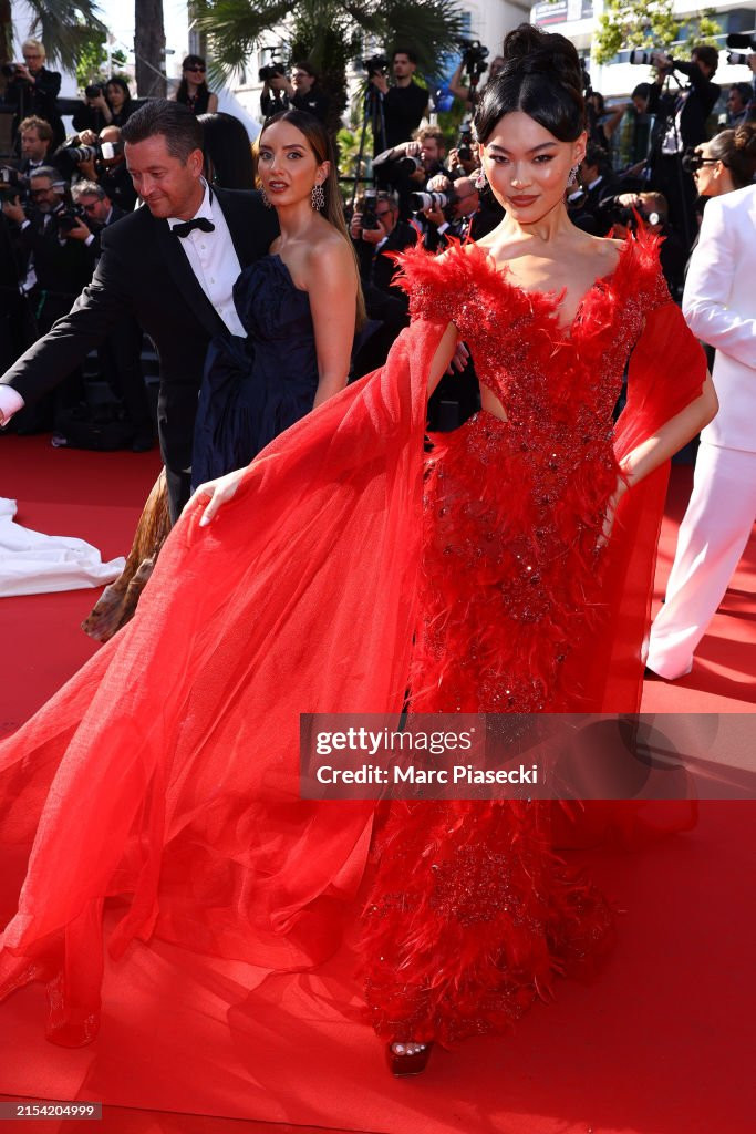 Người mẫu Trung Quốc Hà Công nổi bật trong thiết kế đầm dạ hội đỏ đính kết cầu kỳ.