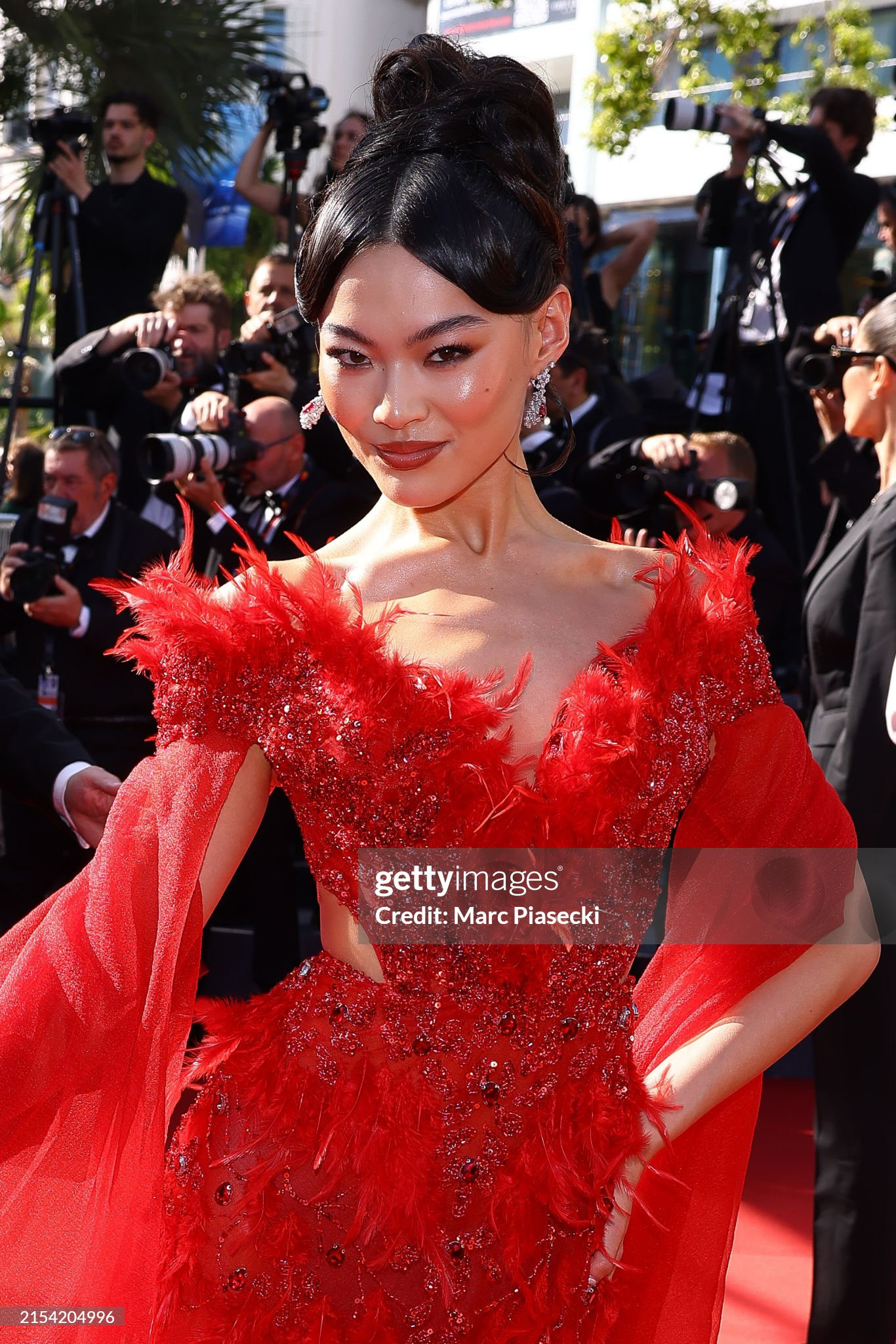 Người mẫu Trung Quốc Hà Công nổi bật trong thiết kế đầm dạ hội đỏ đính kết cầu kỳ.