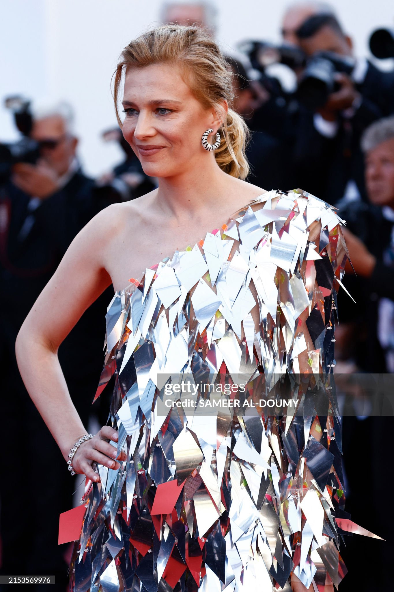 Nữ diễn viên, đạo diễn người Pháp Celine Sallette thu hút ống kính truyền thông trong mẫu đầm tua rua lệch vai màu bạc.