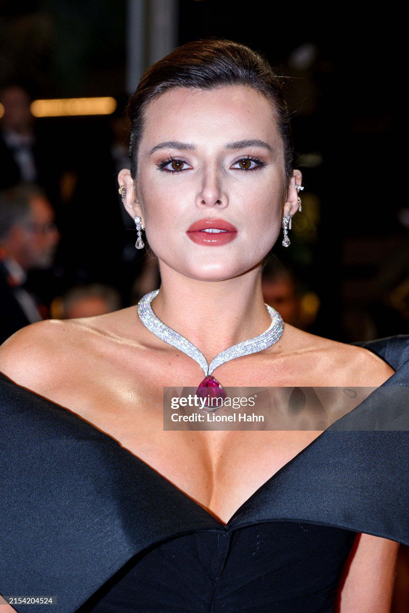 "Công chúa Disney" Bella Thorne xuất hiện với tạo hình trưởng thành, chín chắn tại buổi công chiếu tác phẩm Motel Destino.