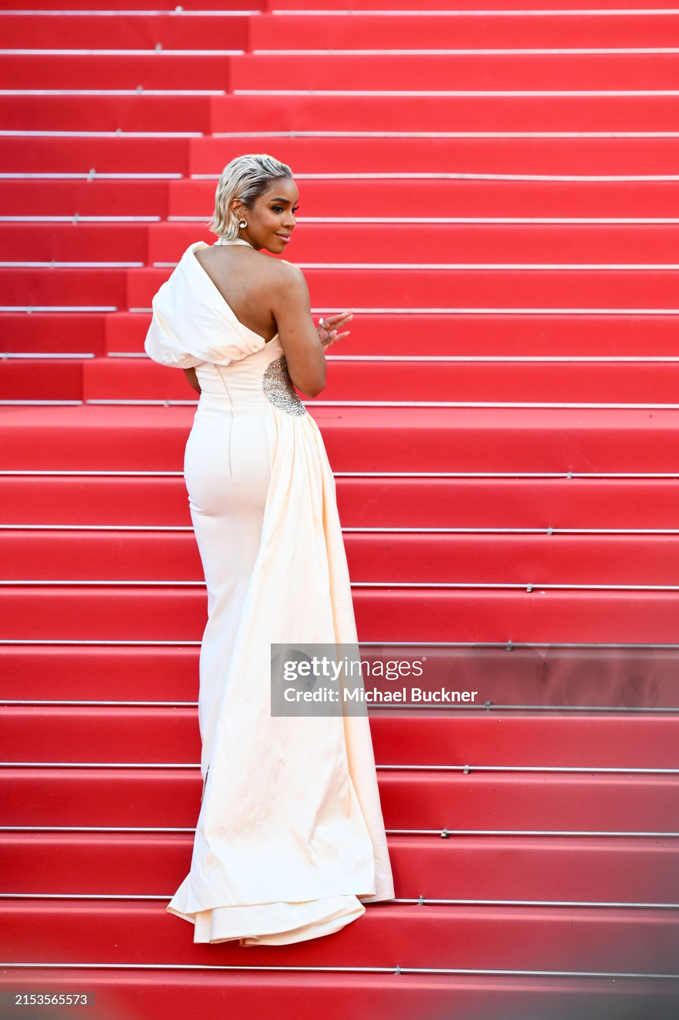 Kelly Rowland dè dặt hơn trên thảm đỏ Cannes ngày 9 sau "biến căng" với nhân viên bảo an ngày hôm qua. Giọng ca người Mỹ diện đầm lệch vai màu kem thanh lịch, phối cùng vòng cổ kim cương.