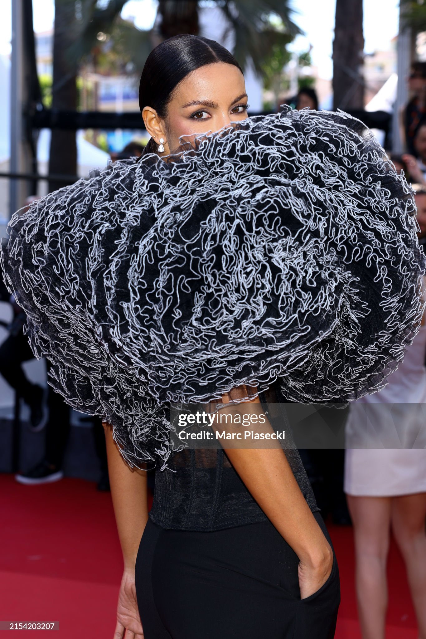 Người mẫu Brazil cá tính trong thiết kế dựng form corset. Chi tiết vai phồng trở thành điểm nhấn đắt giá cho tạo hình, biến cô thành bông hồng đen bí ẩn trên thảm đỏ.