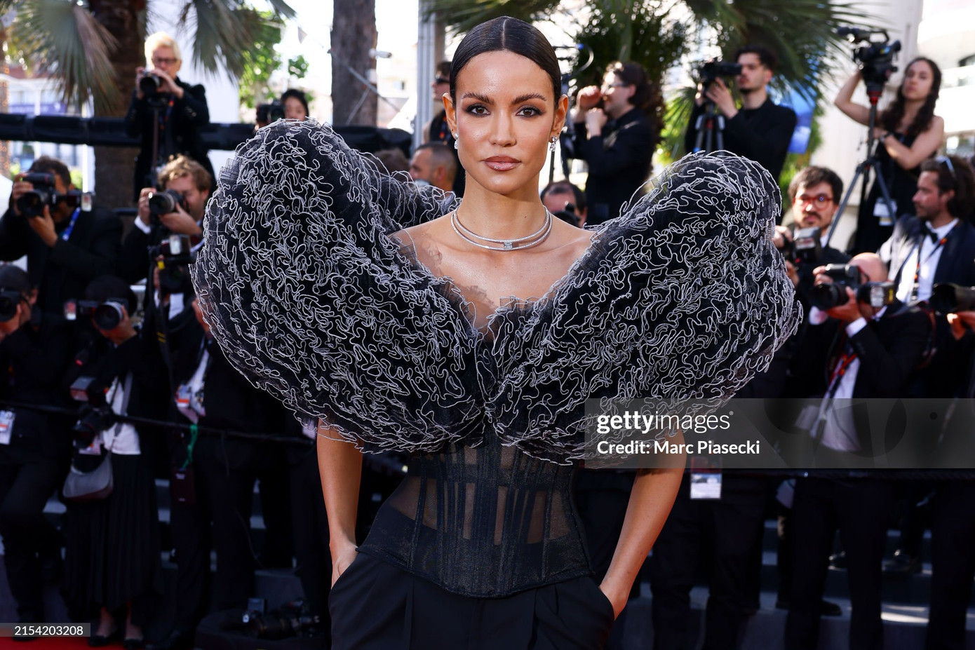 Người mẫu Brazil cá tính trong thiết kế dựng form corset. Chi tiết vai phồng trở thành điểm nhấn đắt giá cho tạo hình, biến cô thành bông hồng đen bí ẩn trên thảm đỏ.