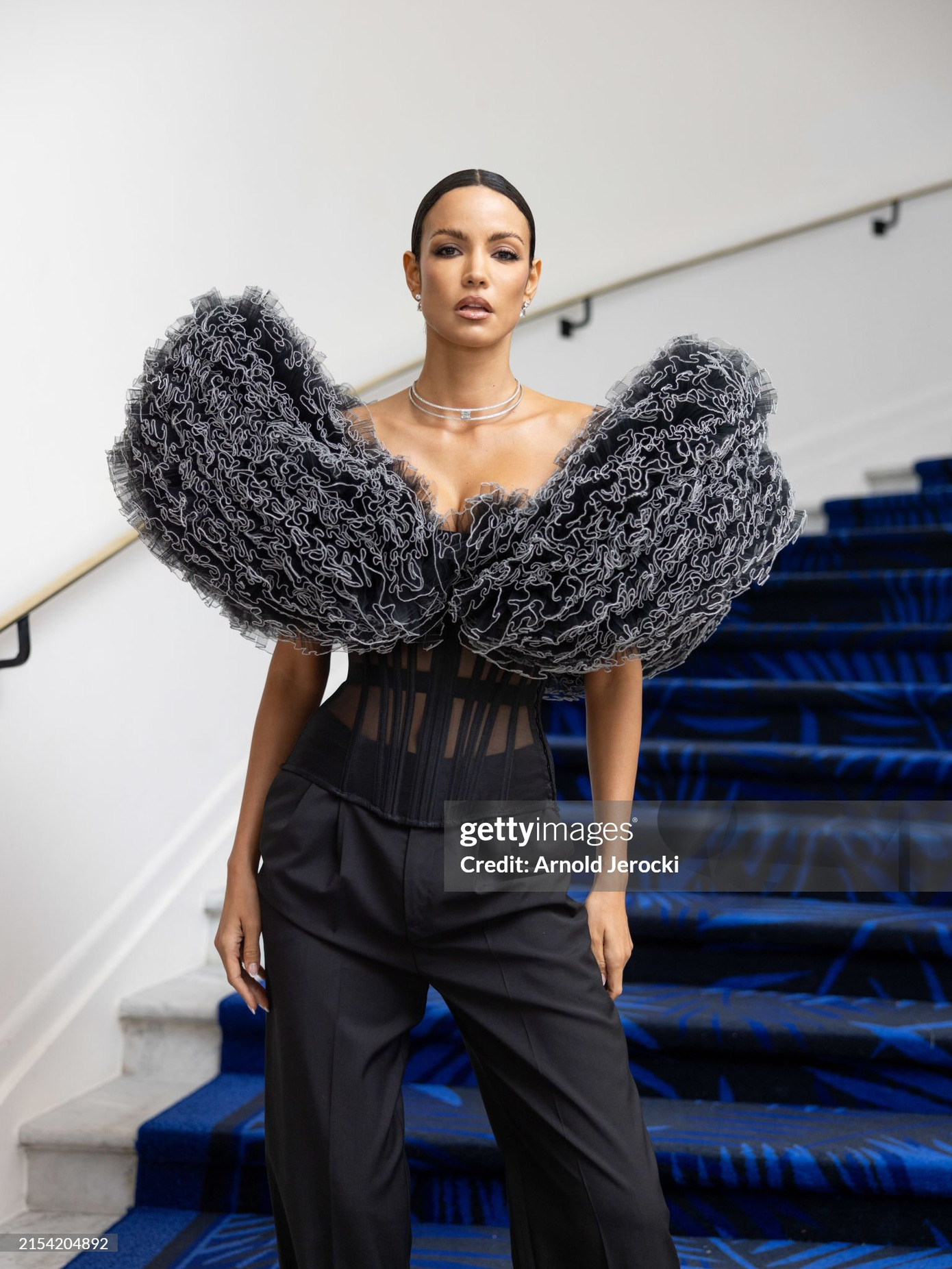 Người mẫu Brazil cá tính trong thiết kế dựng form corset. Chi tiết vai phồng trở thành điểm nhấn đắt giá cho tạo hình, biến cô thành bông hồng đen bí ẩn trên thảm đỏ.