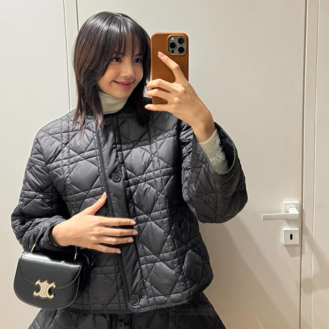 Lisa BLACKPINK khiến người hâm mộ bất ngờ khi diện Dior tại các sự kiện quan trọng. Lisa BLACKPINK khiến người hâm mộ bất ngờ khi diện Dior tại các sự kiện quan trọng.