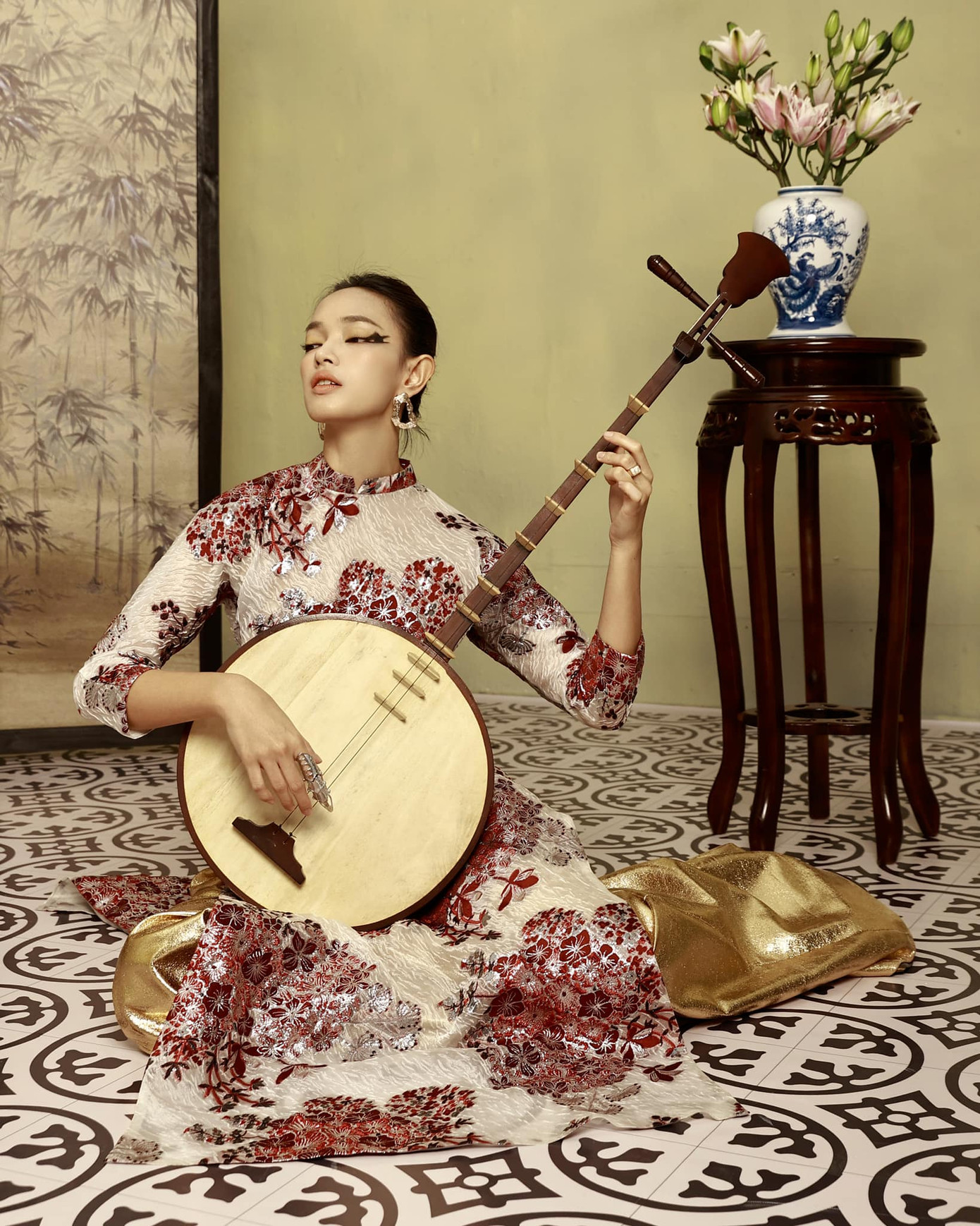 Trong tạo hình lấy cảm hứng từ bức tranh Tố Nữ, Châu Bùi xuất hiện với trang phục áo dài, kiểu trang điểm, làm tóc ấn tượng. Cô nàng thành công truyền tải thông điệp về nét đẹp đằm thắm của người phụ nữ Á Đông qua lăng kính thời trang. Trong tạo hình lấy cảm hứng từ bức tranh Tố Nữ, Châu Bùi xuất hiện với trang phục áo dài, kiểu trang điểm, làm tóc ấn tượng. Cô nàng thành công truyền tải thông điệp về nét đẹp đằm thắm của người phụ nữ Á Đông qua lăng kính thời trang.