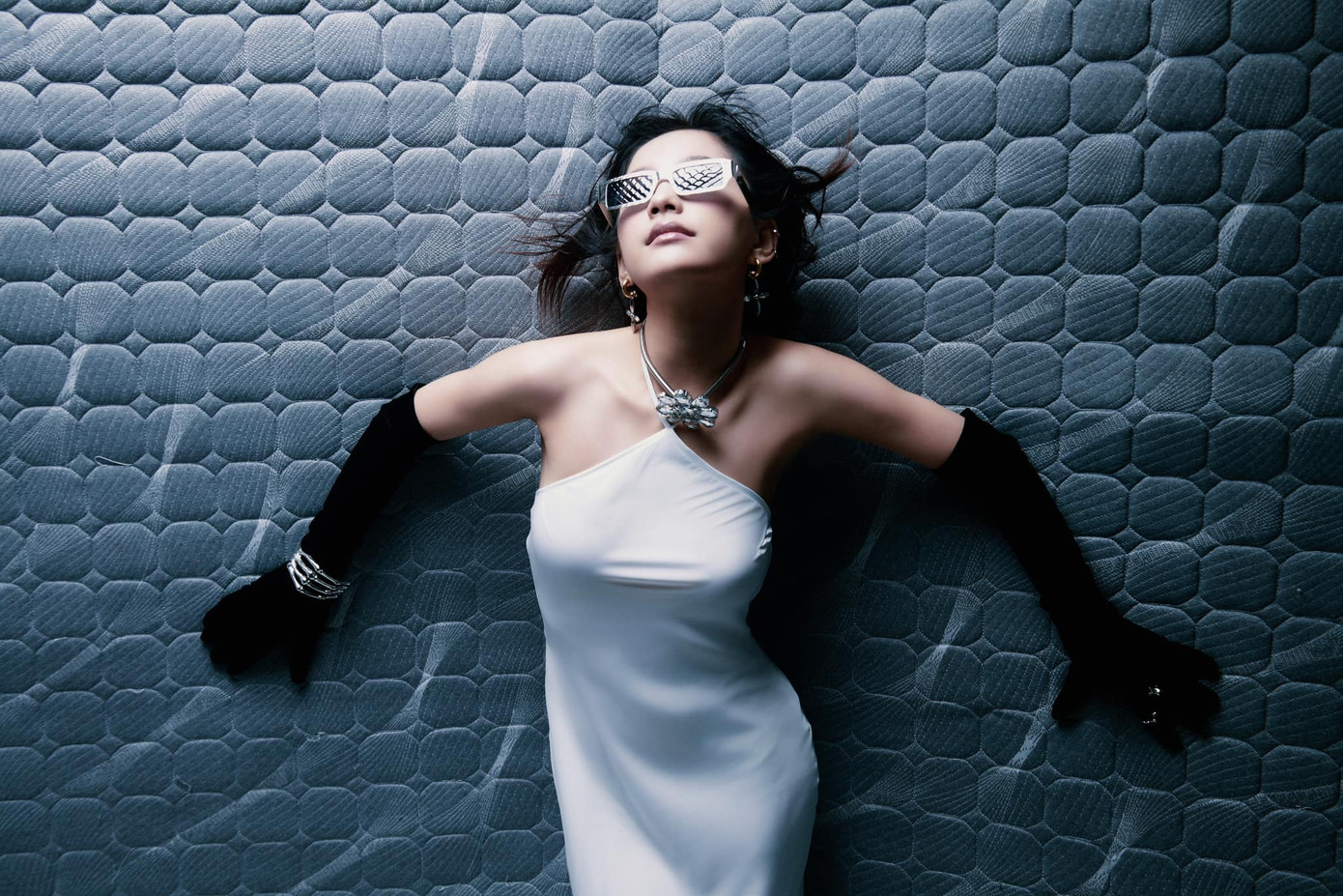 Trái với hình ảnh giản dị của nhân vật Pu, Thu Hà Ceri gây ấn tượng trong các sự kiện, loạt hình quảng cáo nhờ diện mạo sang chảnh.