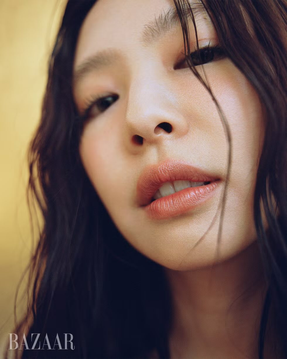 Jennie BLACKPINK là idol K-pop đầu tiên &quot;bỏ túi&quot; 2 trang bìa tạp chí lớn tại Mỹ bao gồm ELLE và Harper’s BAZAAR.