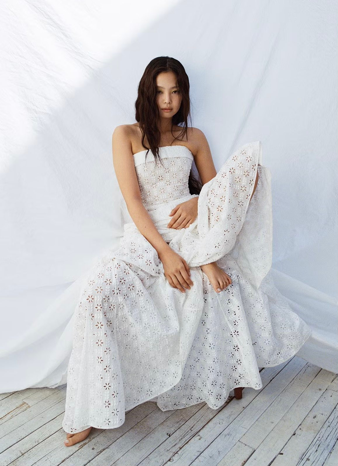 Nàng IT-girl phóng khoáng trong các thiết kế tông màu đen, trắng chủ đạo, kiểu tóc ướt theo xu hướng wet-look.