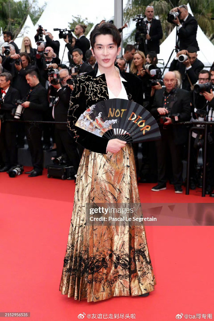 Các tạo hình khiến cư dân mạng xứ tỷ dân la ó vì bất chấp lăng xê trang phục truyền thống theo cách "ố dề" như tham gia hội chợ. Các tạo hình khiến cư dân mạng xứ tỷ dân la ó vì bất chấp lăng xê trang phục truyền thống theo cách "ố dề" như tham gia hội chợ.