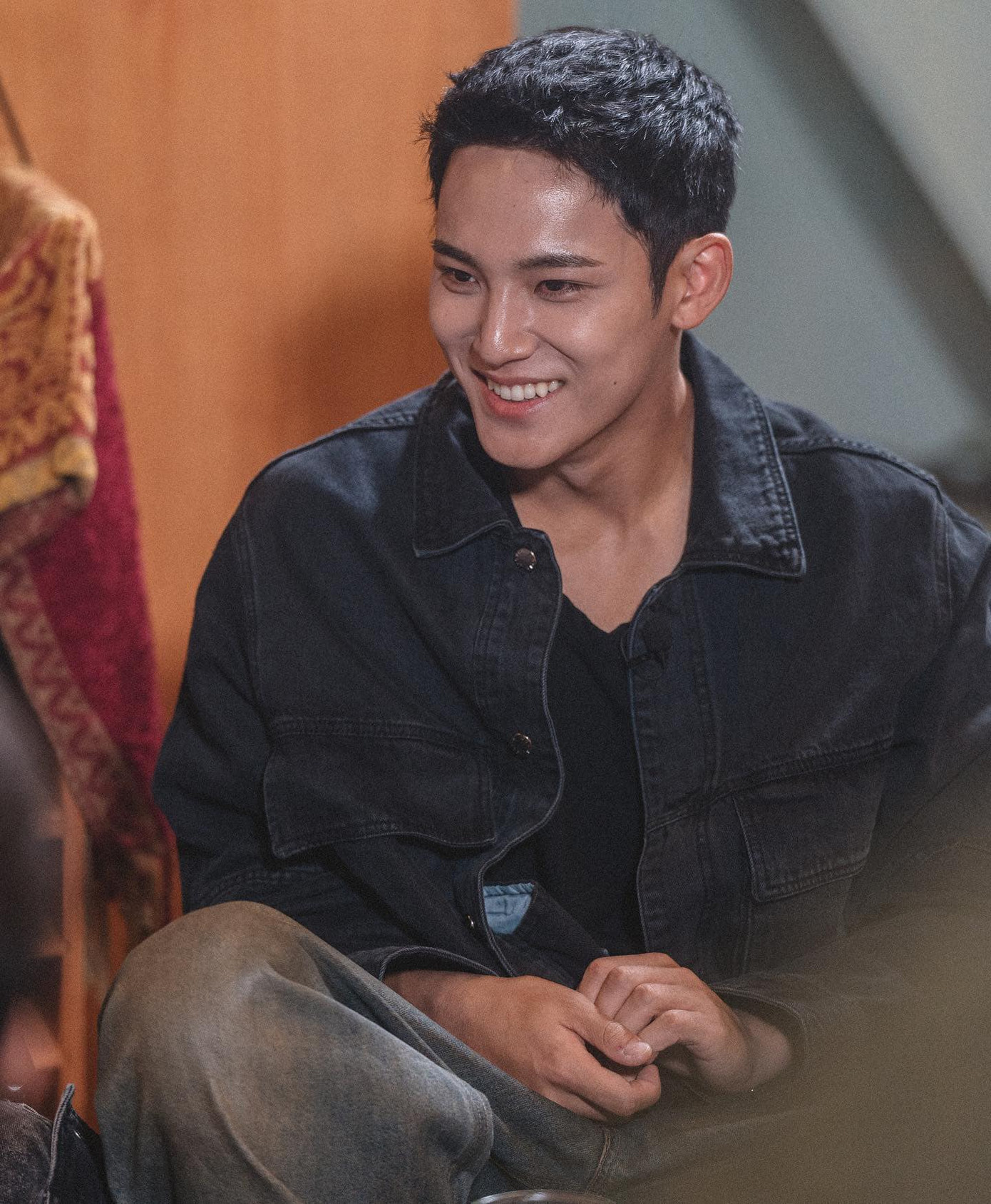 Visual nam tính, góc cạnh của nam thần 9X. Mingyu rất thân với Jung Kook BTS và Cha Eun Woo vì chơi chung trong nhóm 97-line. Ba mỹ nam thường xuyên đi ăn uống cùng nhau, và có mối quan hệ thân thiết khiến không ít fan ghen tị.