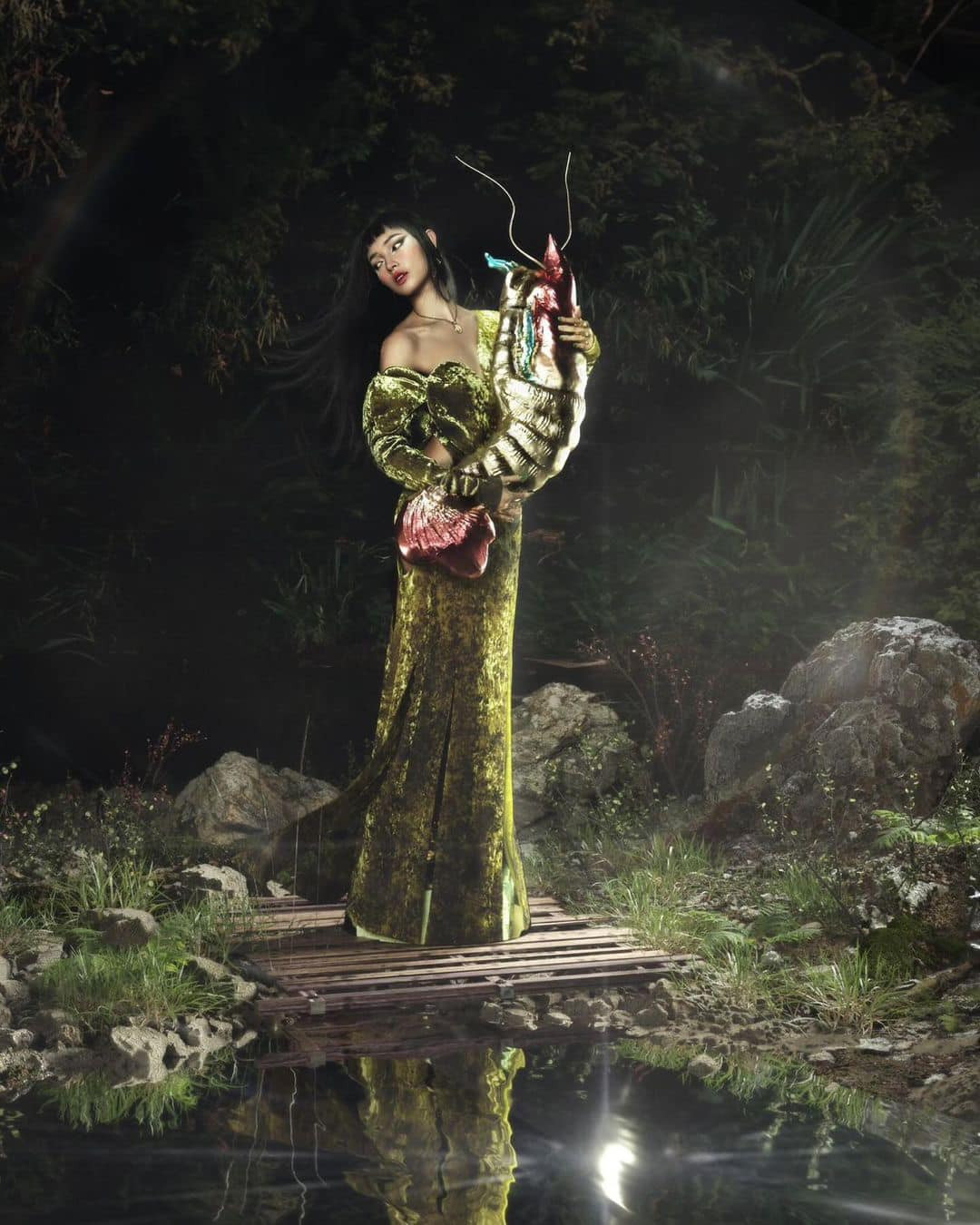 Từ nguyên tác bức tranh Em bé ôm tôm - ôm cá, fashionista Châu Bùi gửi lời chúc về sự thịnh vượng, viên mãn tới người hâm mộ. Từ nguyên tác bức tranh Em bé ôm tôm - ôm cá, fashionista Châu Bùi gửi lời chúc về sự thịnh vượng, viên mãn tới người hâm mộ.