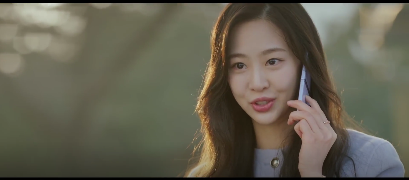 Sự đối lập về diện mạo ở hai thời điểm cách nhau 10 năm của nhân vật Hye Ji. Sự đối lập về diện mạo ở hai thời điểm cách nhau 10 năm của nhân vật Hye Ji.