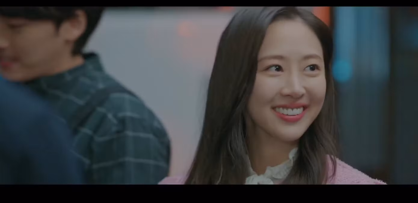 Sự đối lập về diện mạo ở hai thời điểm cách nhau 10 năm của nhân vật Hye Ji.