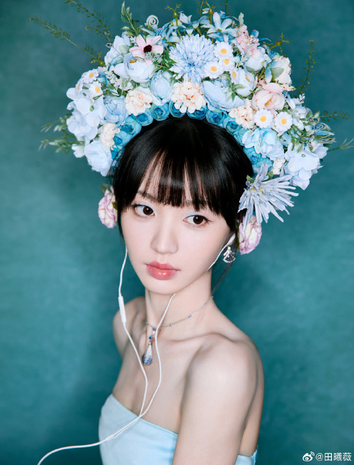 Điền Hi Vi bắt trend nhanh nhạy từ vòng hoa kết đội đầu cho tới thiết kế áo phồng. Tông xanh nhạt không làm khó được "búp bê cổ trang".