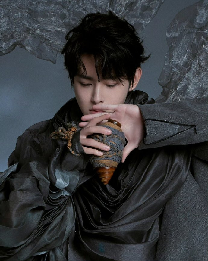 Điền Gia Thụy, sao nam mới nổi của Cbiz gây ấn tượng mạnh mẽ trước thềm sự kiện. Mỹ nam Vân Chi Vũ mở khóa bộ Haute Couture thứ hai trong sự nghiệp tại GQ Thịnh Điển. Anh chàng diện trang phục tông xám đến từ thương hiệu Yuima Nakazato.