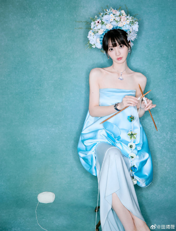 Điền Hi Vi bắt trend nhanh nhạy từ vòng hoa kết đội đầu cho tới thiết kế áo phồng. Tông xanh nhạt không làm khó được "búp bê cổ trang".