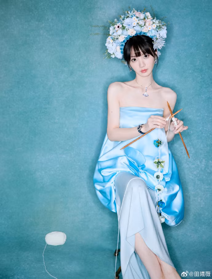 Điền Hi Vi bắt trend nhanh nhạy từ vòng hoa kết đội đầu cho tới thiết kế áo phồng. Tông xanh nhạt không làm khó được "búp bê cổ trang".