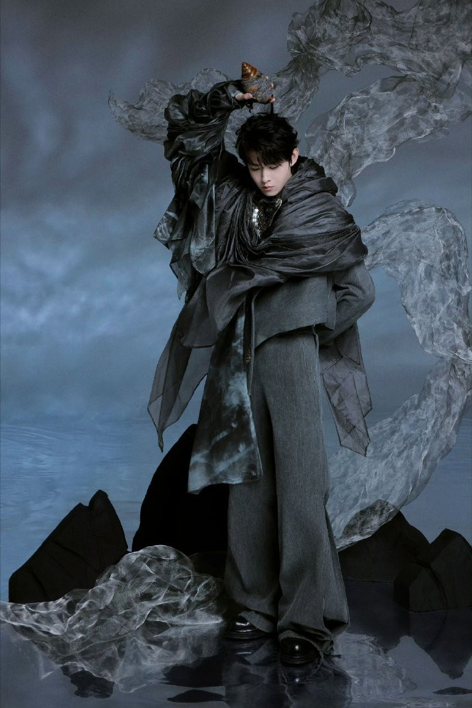 Điền Gia Thụy, sao nam mới nổi của Cbiz gây ấn tượng mạnh mẽ trước thềm sự kiện. Mỹ nam Vân Chi Vũ mở khóa bộ Haute Couture thứ hai trong sự nghiệp tại GQ Thịnh Điển. Anh chàng diện trang phục tông xám đến từ thương hiệu Yuima Nakazato.