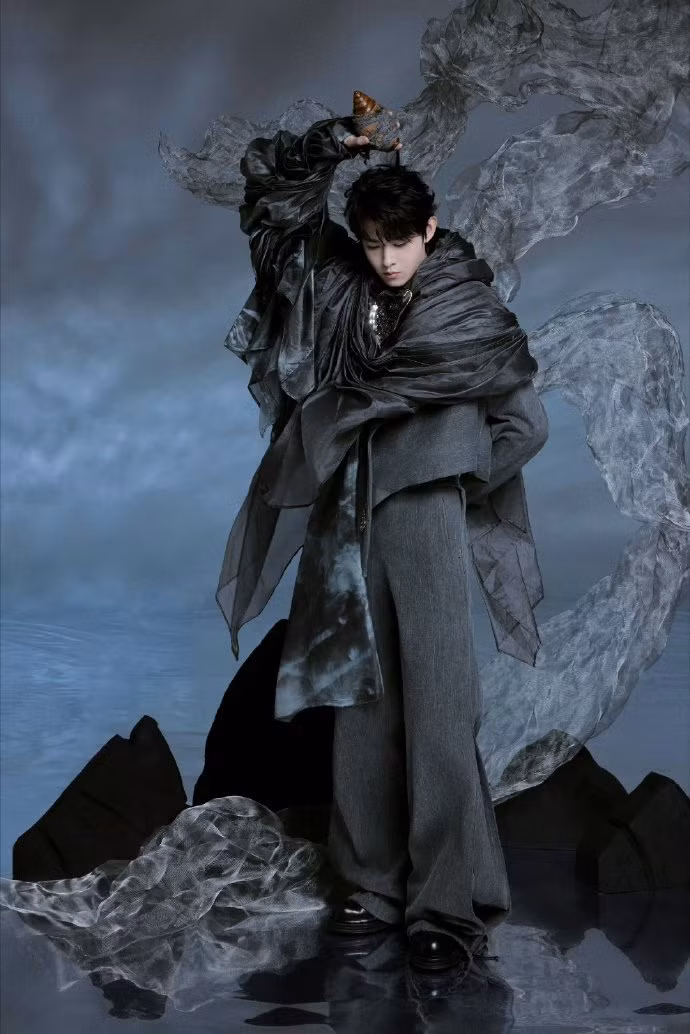 Điền Gia Thụy, sao nam mới nổi của Cbiz gây ấn tượng mạnh mẽ trước thềm sự kiện. Mỹ nam Vân Chi Vũ mở khóa bộ Haute Couture thứ hai trong sự nghiệp tại GQ Thịnh Điển. Anh chàng diện trang phục tông xám đến từ thương hiệu Yuima Nakazato.