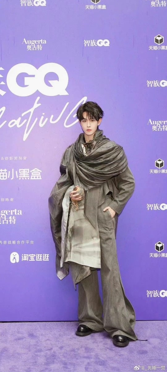 Điền Gia Thụy, sao nam mới nổi của Cbiz gây ấn tượng mạnh mẽ trước thềm sự kiện. Mỹ nam Vân Chi Vũ mở khóa bộ Haute Couture thứ hai trong sự nghiệp tại GQ Thịnh Điển. Anh chàng diện trang phục tông xám đến từ thương hiệu Yuima Nakazato.