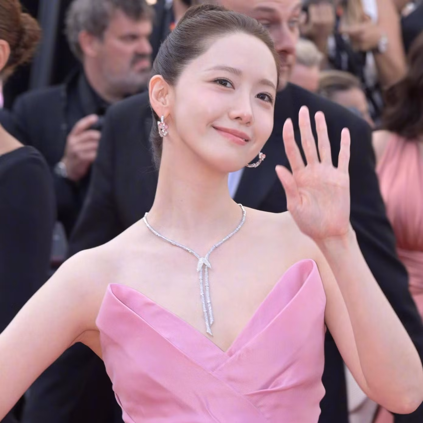 Nhan sắc xinh đẹp của YoonA được cho là "gánh còng lưng" tạo hình sến sẩm.