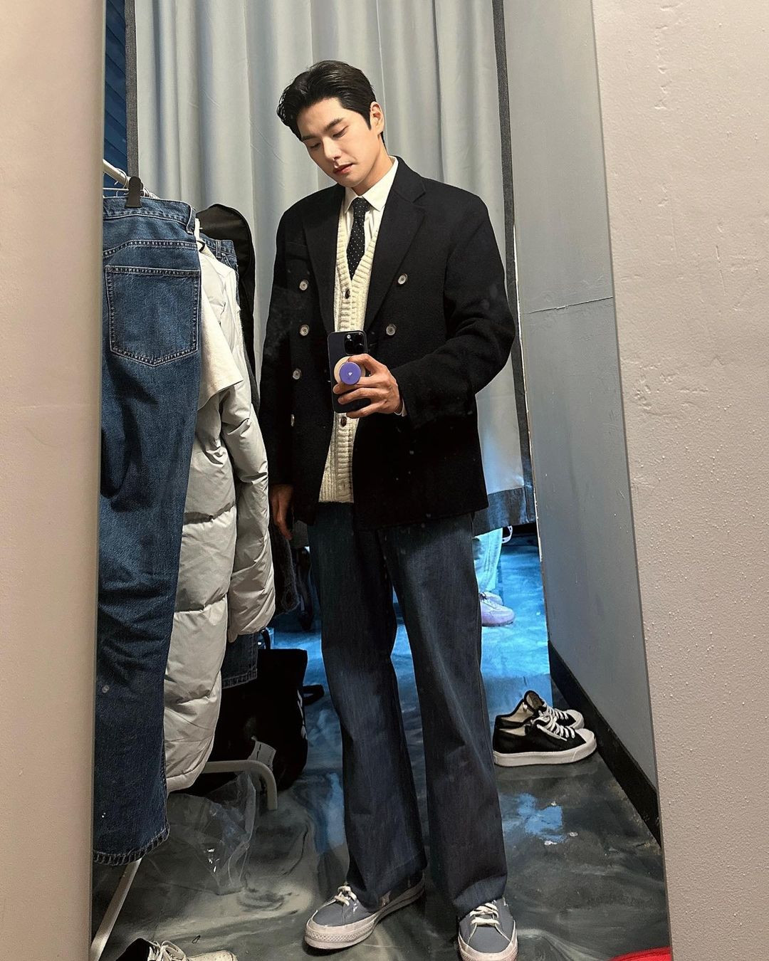 Nam diễn viên 35 tuổi chuộng phong cách thời trang lịch lãm, trẻ trung trong đời thường.