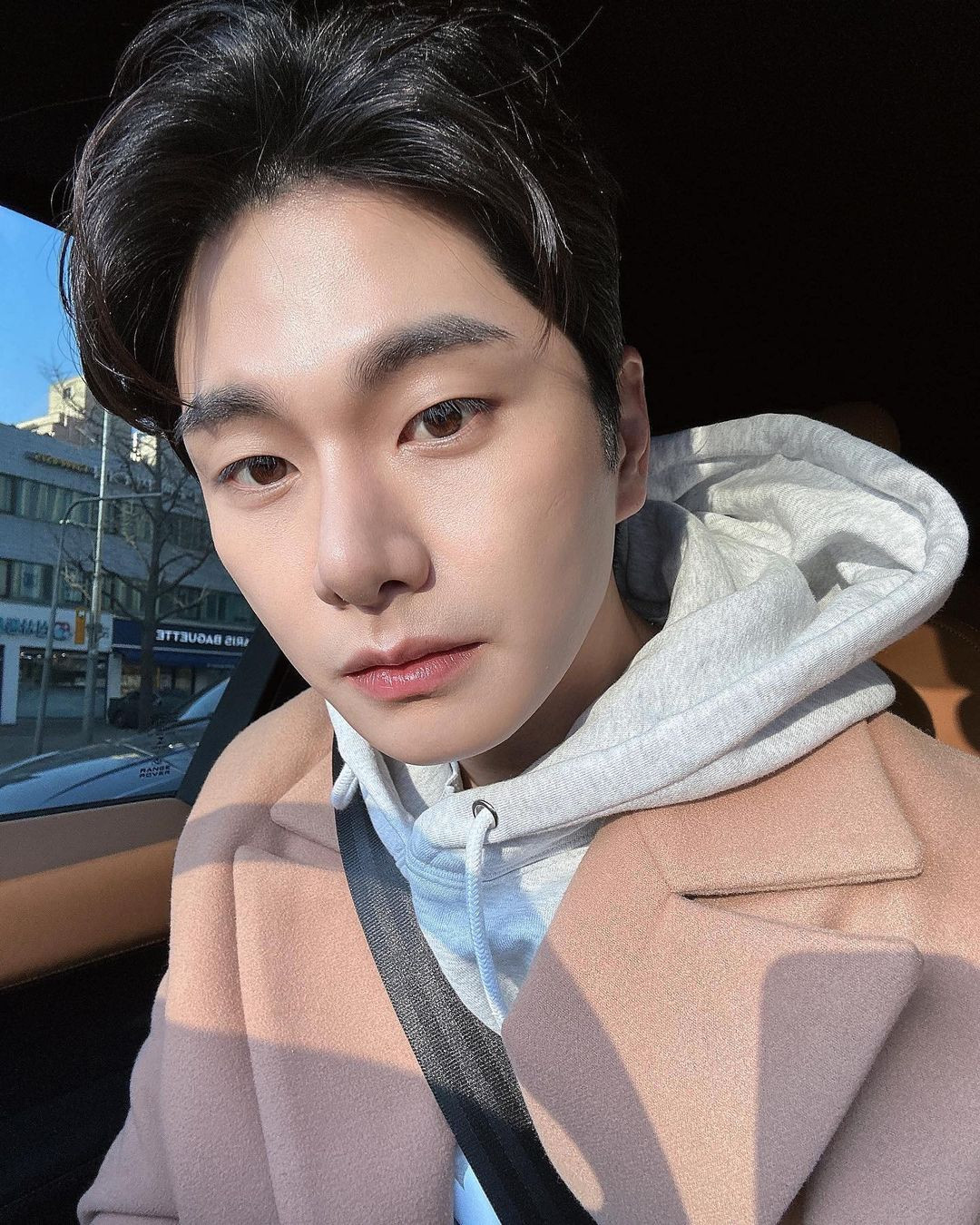 Nam diễn viên 35 tuổi chuộng phong cách thời trang lịch lãm, trẻ trung trong đời thường.