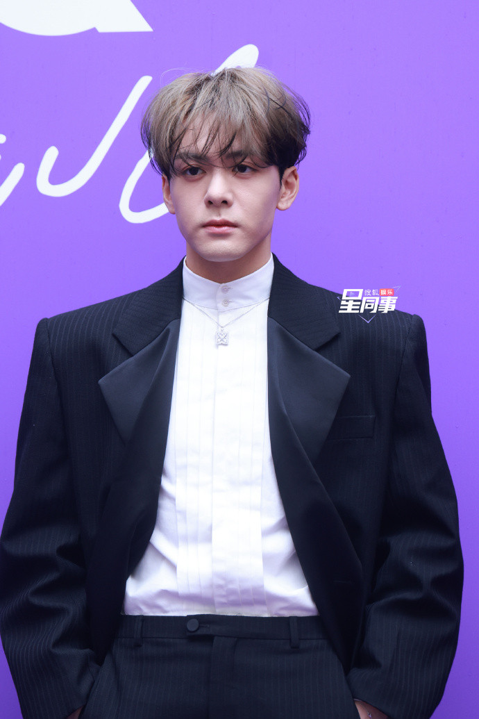 Tăng Thuấn Hy diện âu phục đen, tạo điểm nhấn với mái tóc nhuộm ombre tông vàng đen. So với tạo hình &quot;chặt chém&quot; tại sự kiện Balenciaga, mỹ nam mắt to khiến khán giả thất vọng.