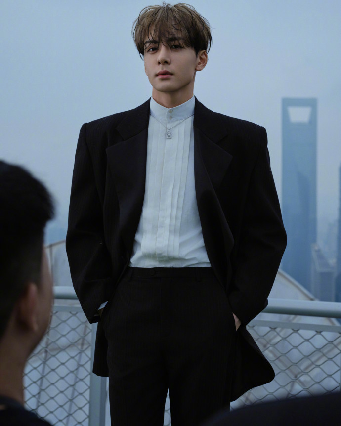 Tăng Thuấn Hy diện âu phục đen, tạo điểm nhấn với mái tóc nhuộm ombre tông vàng đen. So với tạo hình &quot;chặt chém&quot; tại sự kiện Balenciaga, mỹ nam mắt to khiến khán giả thất vọng.