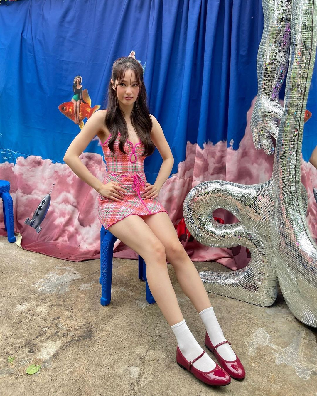 "Búp bê Thái" sở hữu thân hình nhỏ nhắn, chuộng các tông màu tươi tắn. "Búp bê Thái" sở hữu thân hình nhỏ nhắn, chuộng các tông màu tươi tắn.