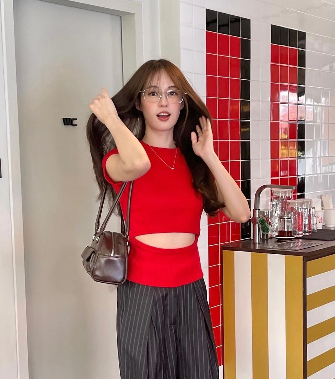 Pimtha "bắt trend" tông màu đỏ thịnh hành khi phối tất đỏ làm nổi bật trang phục dạo phố. Pimtha "bắt trend" tông màu đỏ thịnh hành khi phối tất đỏ làm nổi bật trang phục dạo phố.