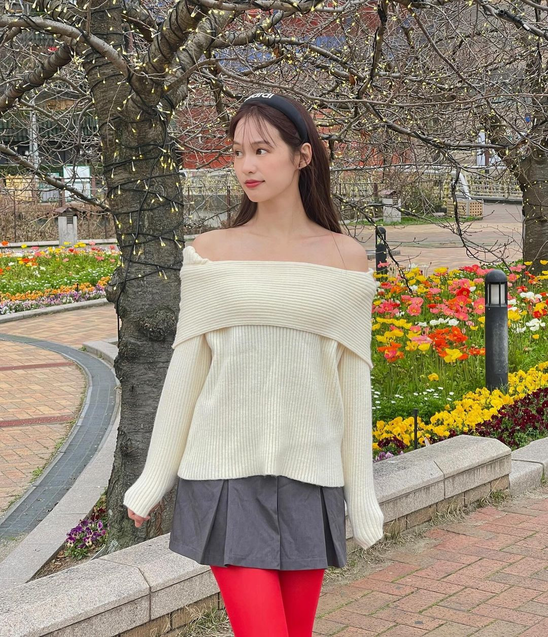 Pimtha "bắt trend" tông màu đỏ thịnh hành khi phối tất đỏ làm nổi bật trang phục dạo phố. Pimtha "bắt trend" tông màu đỏ thịnh hành khi phối tất đỏ làm nổi bật trang phục dạo phố.