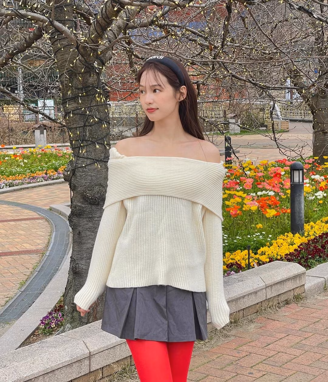 Pimtha "bắt trend" tông màu đỏ thịnh hành khi phối tất đỏ làm nổi bật trang phục dạo phố.