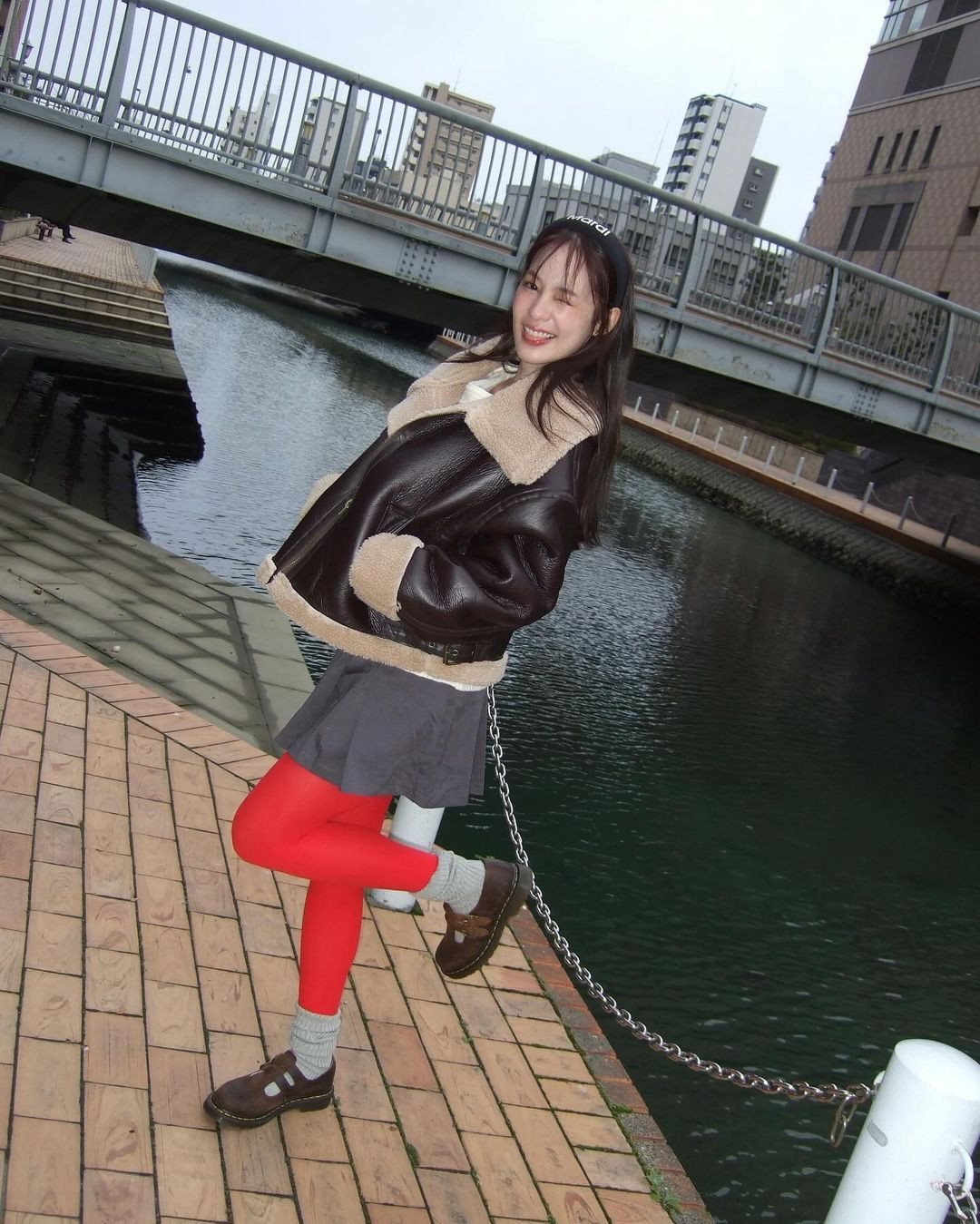 Pimtha "bắt trend" tông màu đỏ thịnh hành khi phối tất đỏ làm nổi bật trang phục dạo phố. Pimtha "bắt trend" tông màu đỏ thịnh hành khi phối tất đỏ làm nổi bật trang phục dạo phố.