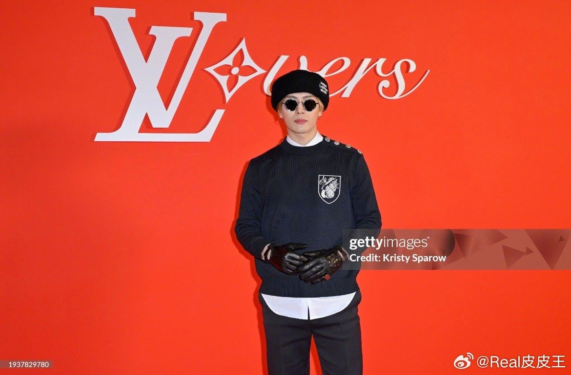 Đại diện thương hiệu Vương Gia Nhĩ (Jackson Wang) xuất hiện nguyên cây đen. Tạo hình của nam nghệ sĩ được đánh giá là quá an toàn, thiếu sự nổi loạn quen thuộc.