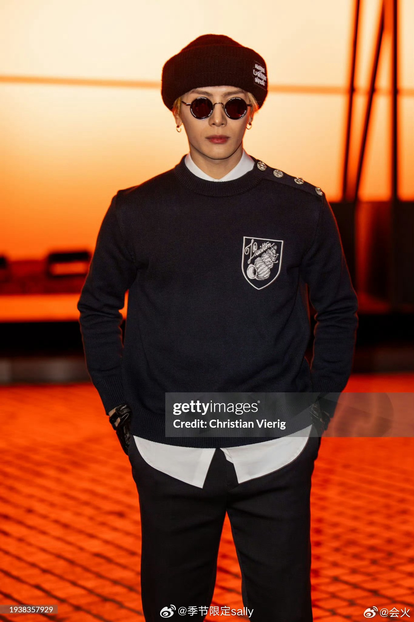 Đại diện thương hiệu Vương Gia Nhĩ (Jackson Wang) xuất hiện nguyên cây đen. Tạo hình của nam nghệ sĩ được đánh giá là quá an toàn, thiếu sự nổi loạn quen thuộc.