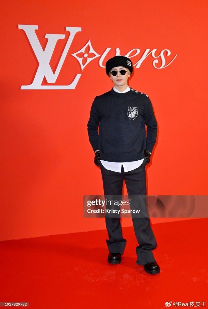 Đại diện thương hiệu Vương Gia Nhĩ (Jackson Wang) xuất hiện nguyên cây đen. Tạo hình của nam nghệ sĩ được đánh giá là quá an toàn, thiếu sự nổi loạn quen thuộc.