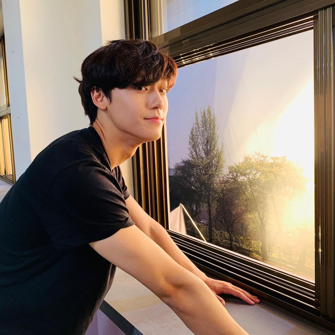 Những khung hình đậm "chất liệu bạn trai" của Lee Do Hyun. Những khung hình đậm "chất liệu bạn trai" của Lee Do Hyun.