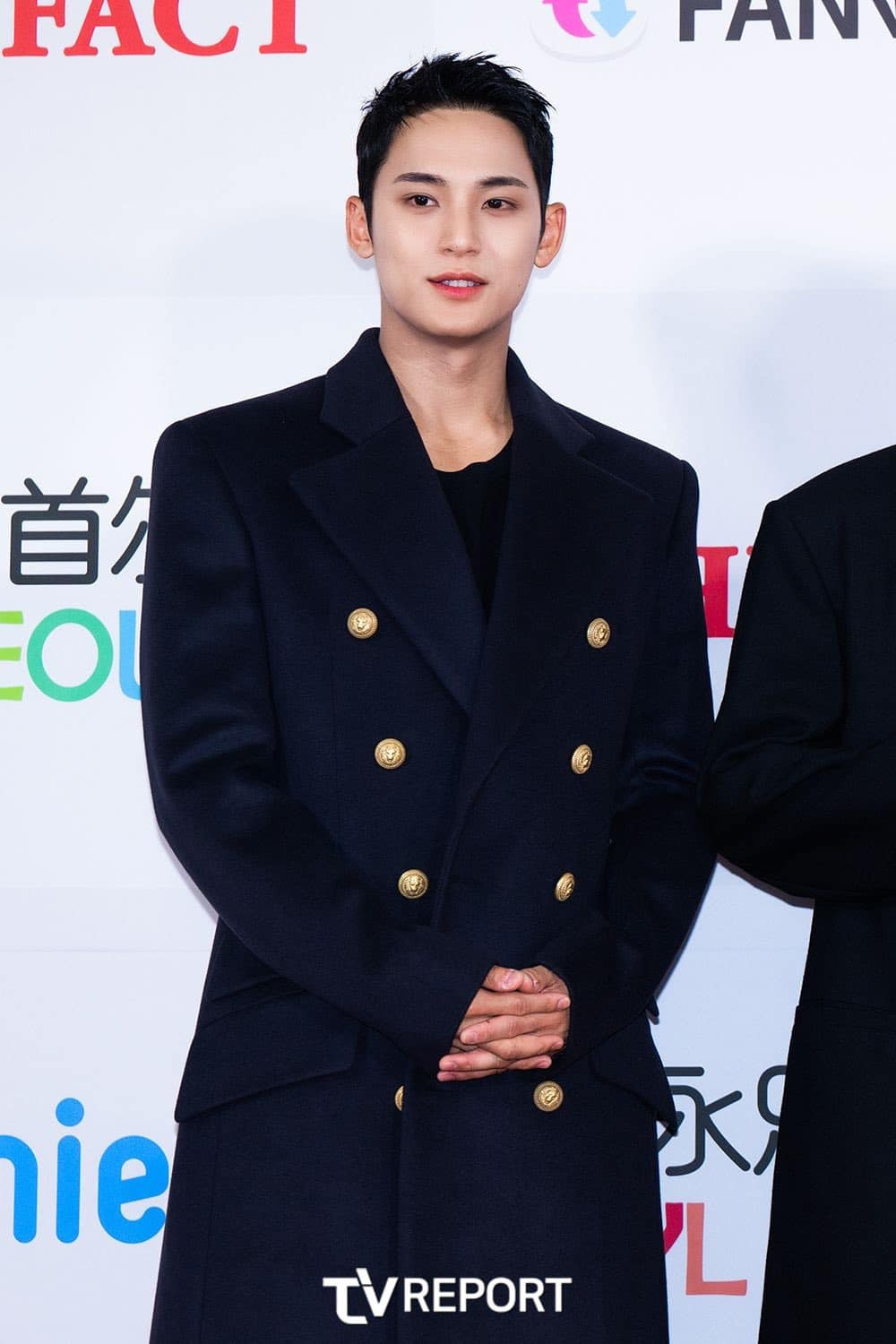 Trong các sự kiện thảm đỏ, nam idol ghi điểm với phong cách lịch lãm.