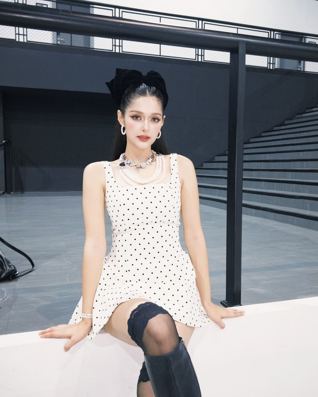 Justmine Malimarisar cũng có kiểu kết hợp trang phục tương tự. Nữ diễn viên Thái Lan tạo điểm nhấn với chuỗi nhiều phụ kiện ngọc trai. Justmine Malimarisar cũng có kiểu kết hợp trang phục tương tự. Nữ diễn viên Thái Lan tạo điểm nhấn với chuỗi nhiều phụ kiện ngọc trai.