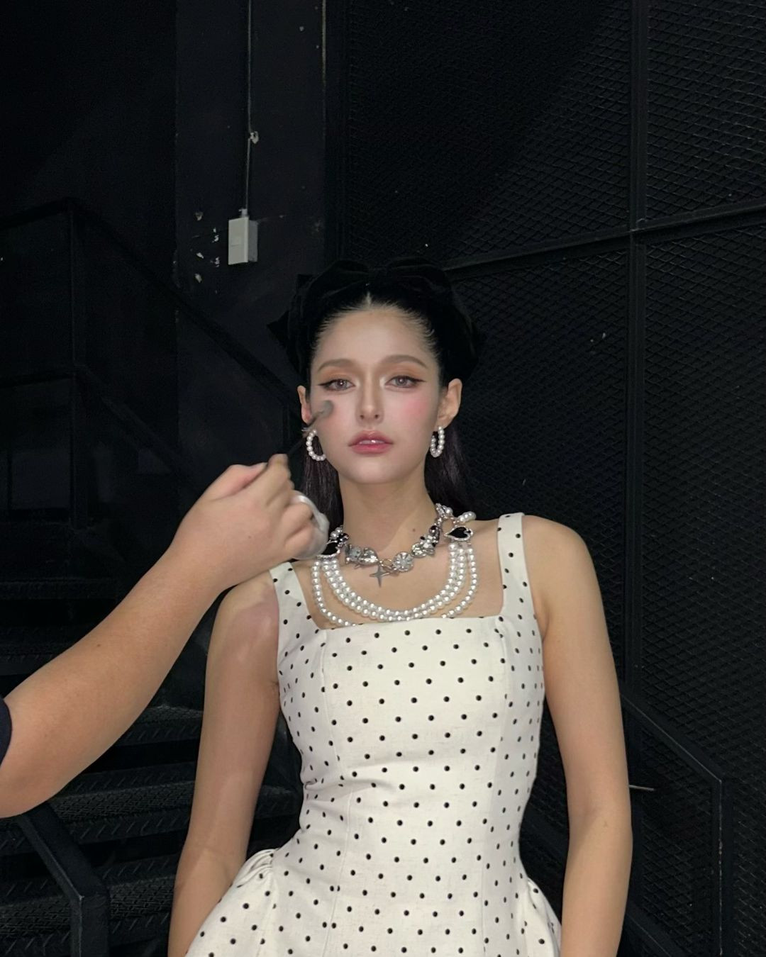 Justmine Malimarisar cũng có kiểu kết hợp trang phục tương tự. Nữ diễn viên Thái Lan tạo điểm nhấn với chuỗi nhiều phụ kiện ngọc trai. Justmine Malimarisar cũng có kiểu kết hợp trang phục tương tự. Nữ diễn viên Thái Lan tạo điểm nhấn với chuỗi nhiều phụ kiện ngọc trai.