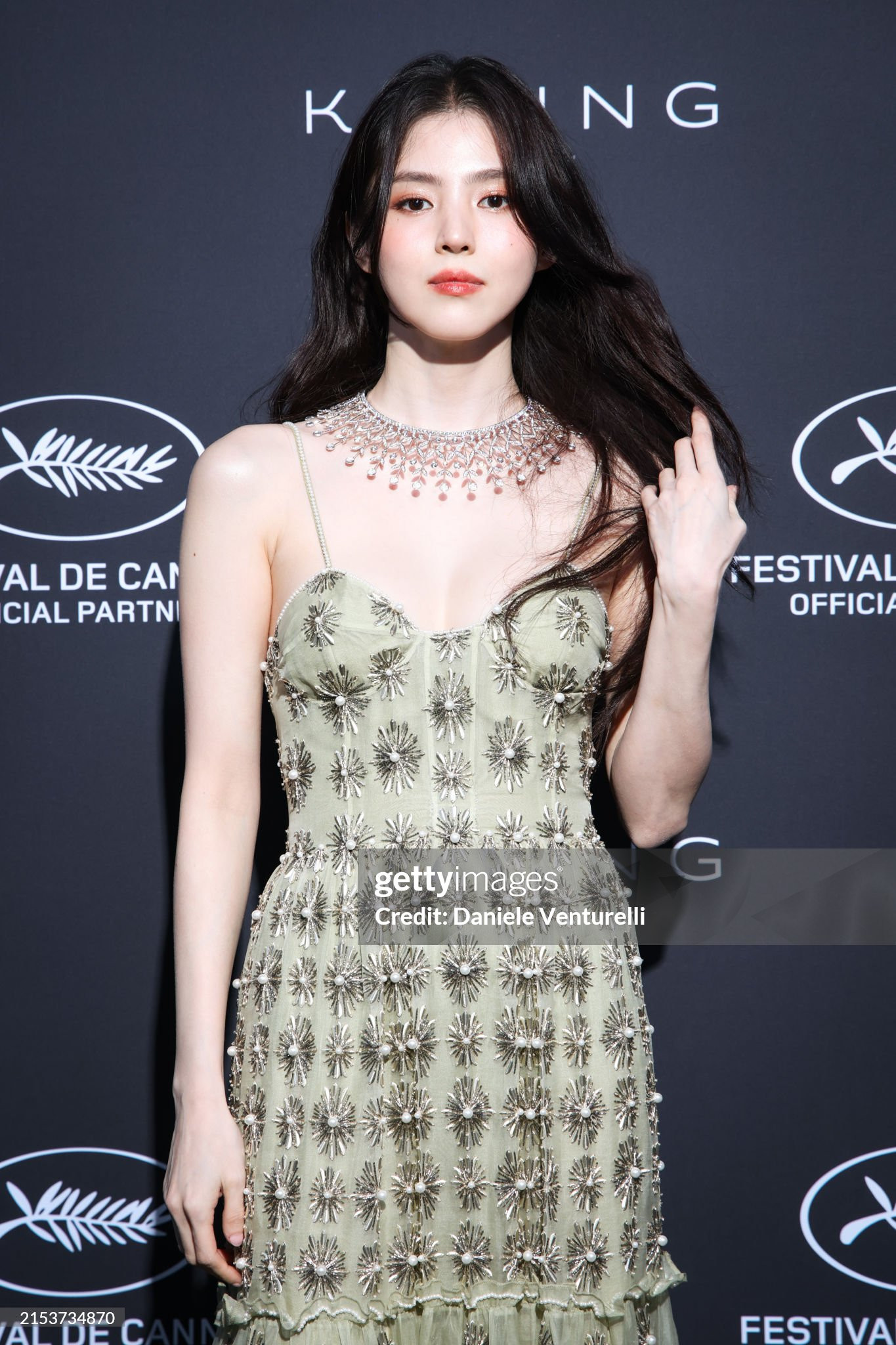 Nữ đại sứ chụp hình cùng đội ngũ Boucheron.