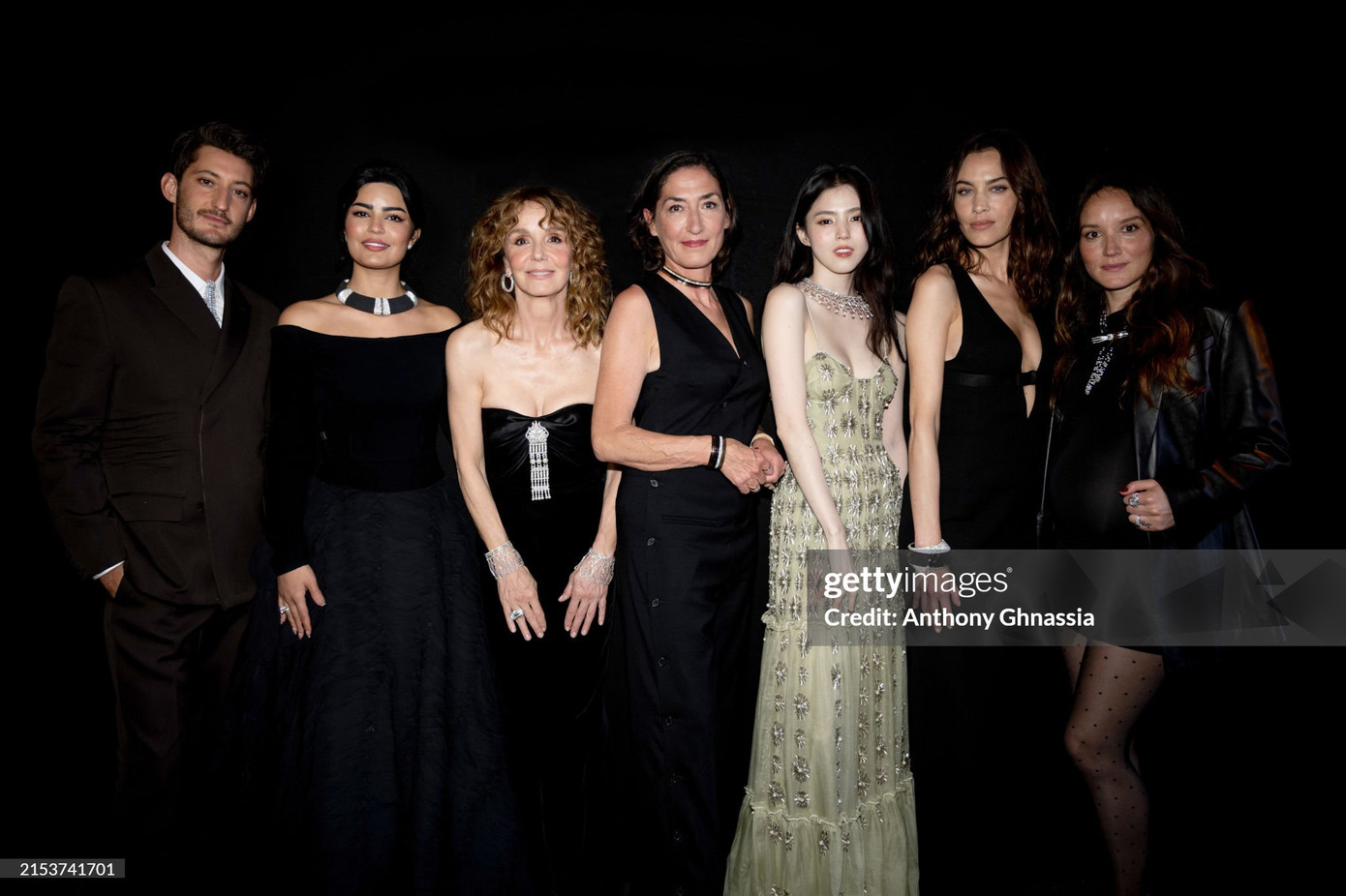 Nữ đại sứ chụp hình cùng đội ngũ Boucheron.