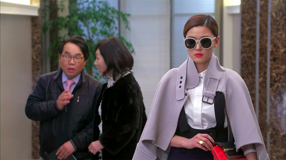 Nhờ lợi thế chiều cao hơn 1m7 cùng thân hình mảnh mai, Jun Ji Hyun cân đẹp nhiều tạo hình với màu sắc và form dáng khó mặc.