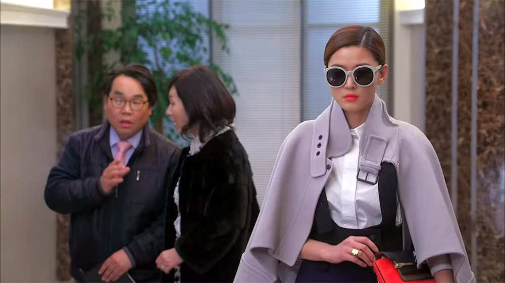 Nhờ lợi thế chiều cao hơn 1m7 cùng thân hình mảnh mai, Jun Ji Hyun cân đẹp nhiều tạo hình với màu sắc và form dáng khó mặc.