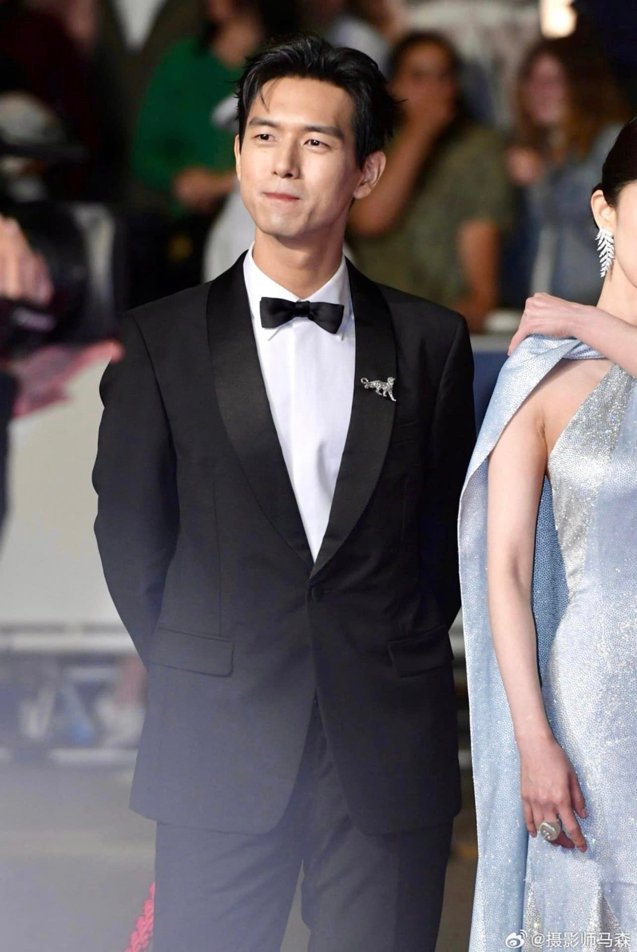 Lý Hiện diện âu phục tối màu trên thảm đỏ. Visual điển trai của mỹ nam khiên Cnet phát sốt.