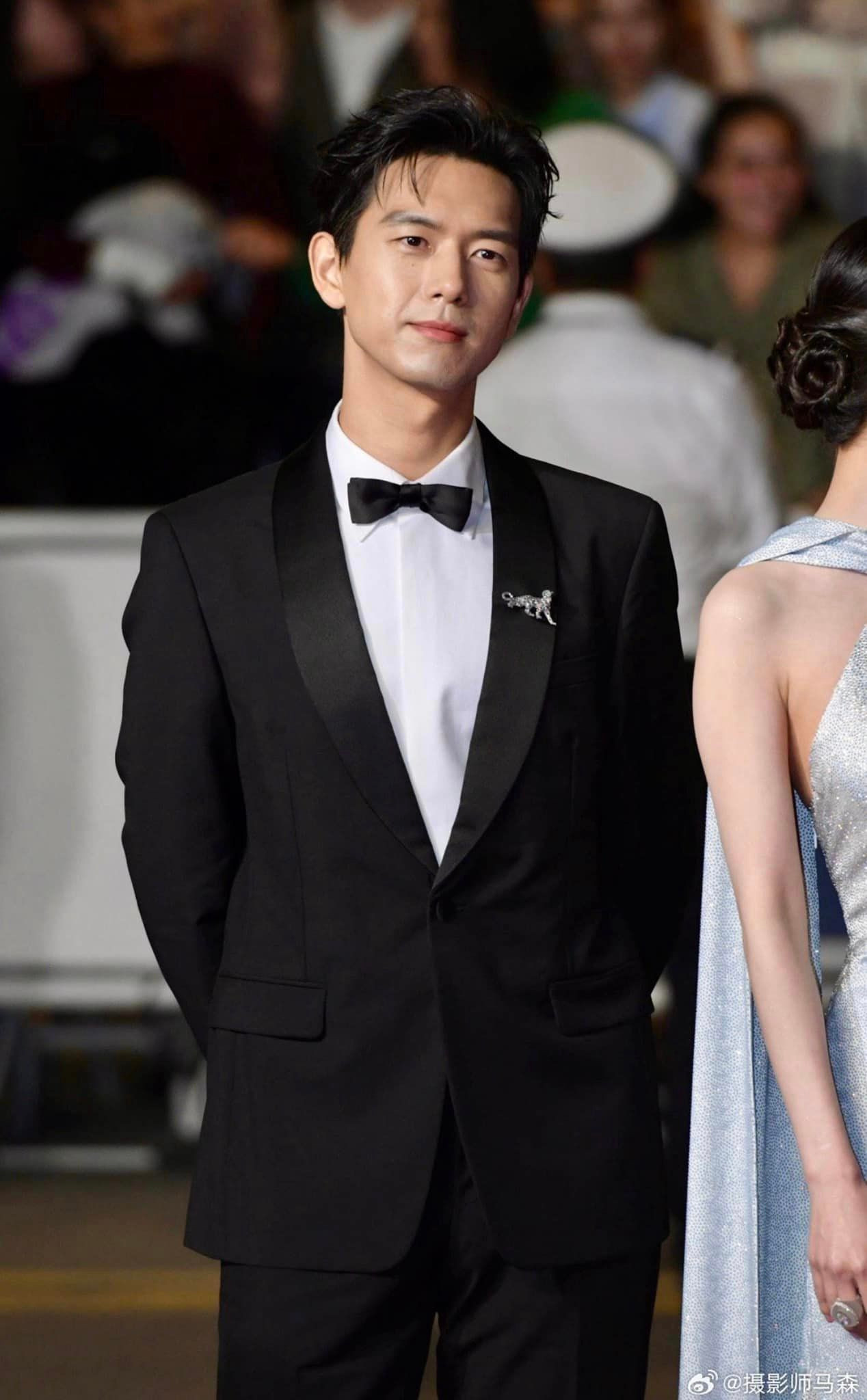 Lý Hiện diện âu phục tối màu trên thảm đỏ. Visual điển trai của mỹ nam khiên Cnet phát sốt.